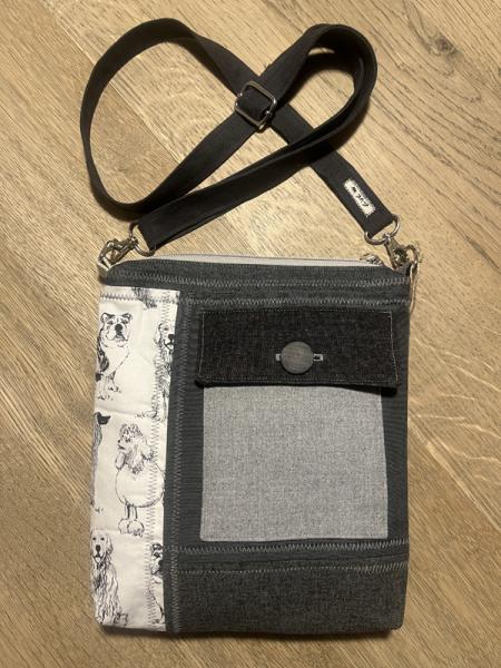 "Flickenwerk II mit Tasche" (grau-schwarz-weiß)  - HUNDEMOTIV